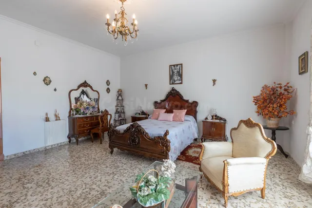 Casa en planta baja con cuatro naves y local — 16