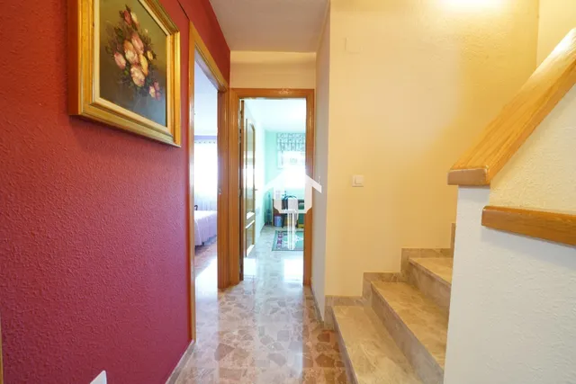 Chalet adosado con buhardilla en ciudad jardín de Alicante: garaje para 4 vehículos, terraza de 30m2 y piscina — 37