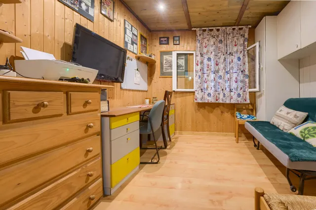 Chalet independiente de una planta con apartamento, piscina y parcela urbana de 2.800 m2 — 23