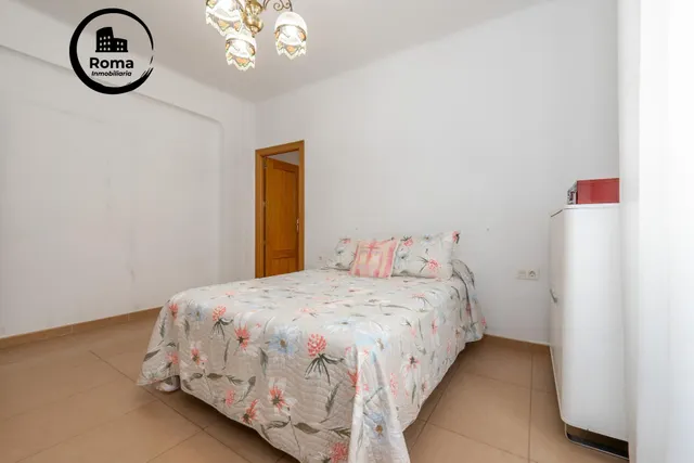 Piso de 87 m2 con 3 dormitorios en Pedro Antonio de Alarcón 27, junto a Recogidas — 34