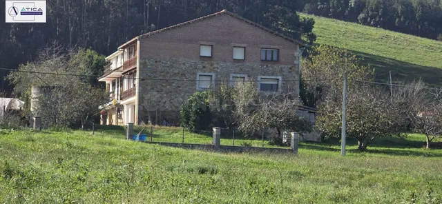 Amplia Casa de Pueblo en Bárcena de Cicero con Terreno y Vis