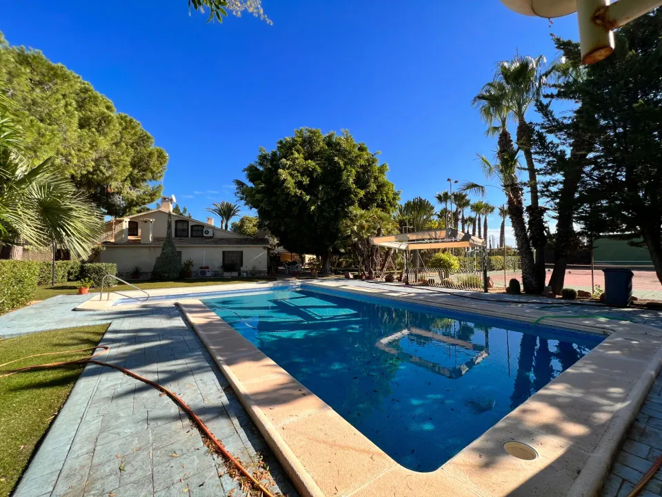 MAITINO AMPLIO CHALET CON PISCINA, PISTA DE TENIS CON VESTUARIOS Y BARBACOA