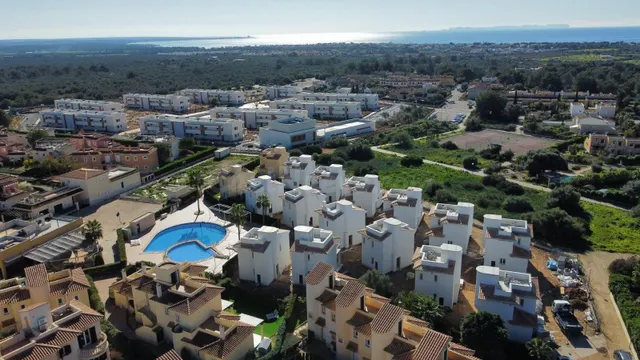 Descubre esta exclusiva vivienda de tres dormitorios situada - foto 2