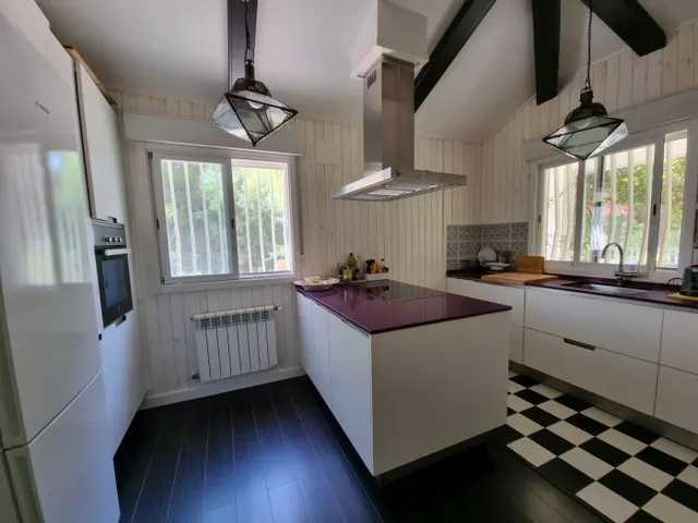 Maravillosa casa con jardín mas casa invitados — 22