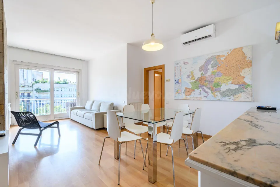 PISO ALTO CON BALCÓN/TERRAZA Y TRES PIEZAS EXTERIORES EN EL EIXAMPLE