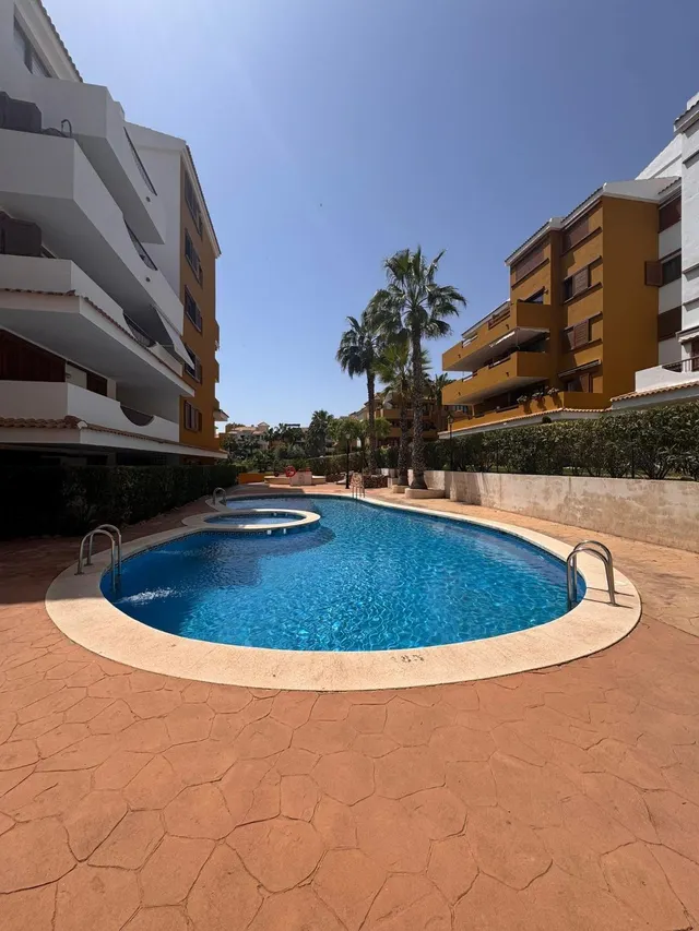 Apartamento con piscina comunitaria, Alicante, Torrevieja. 2 habitaciones, 80 m2, 500 metros del mar — 49