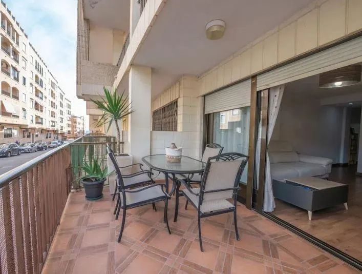 Duplex reformado junto al paseo marítimo y el parque Reina Sofía.