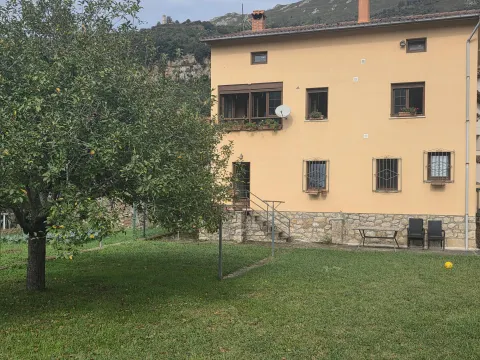 CASA CON TERRENO EN SIEJO