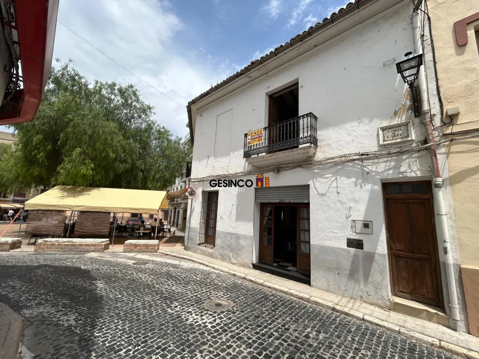 VIVIENDA CON LOCAL COMERCIAL EN CHAFLÁN