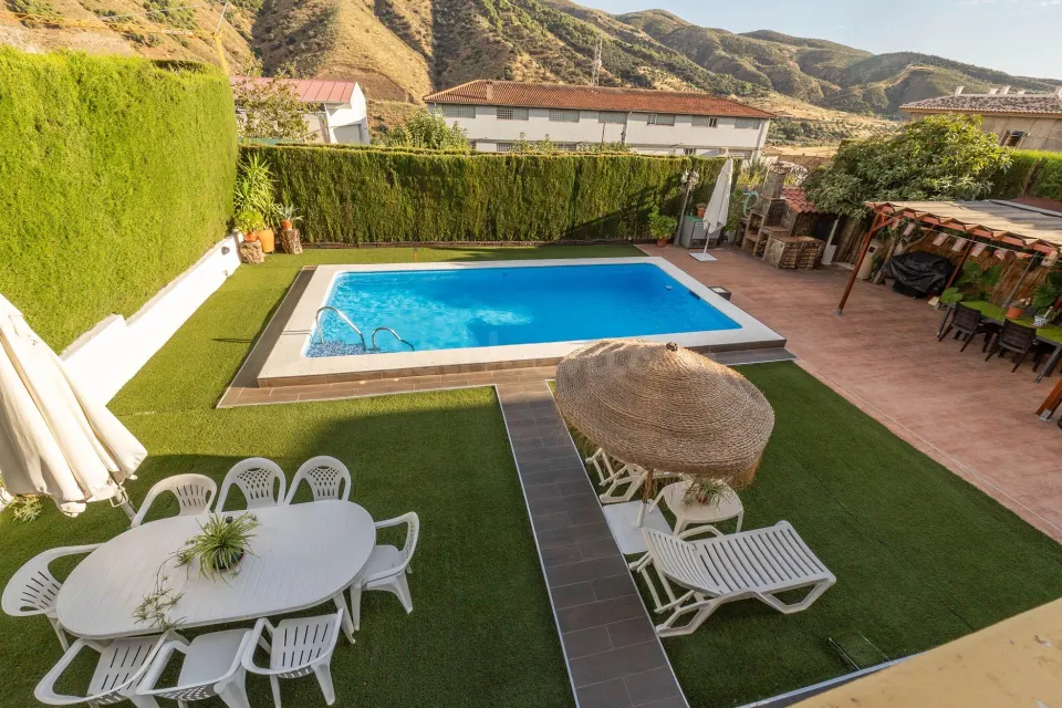 CHALET CON PISCINA Y JARDÍN A SOLO 10 MINUTOS DE GRANADA
