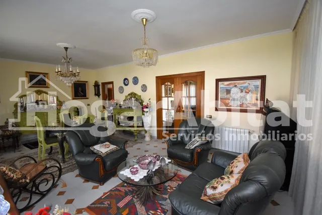 VILLA de 2 alturas con JARDÍN y PISCINA — 35