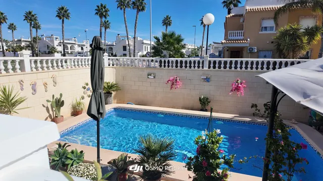 Tu Refugio Soñado: Casa de Esquina con Piscina Privada en Ro - foto 2