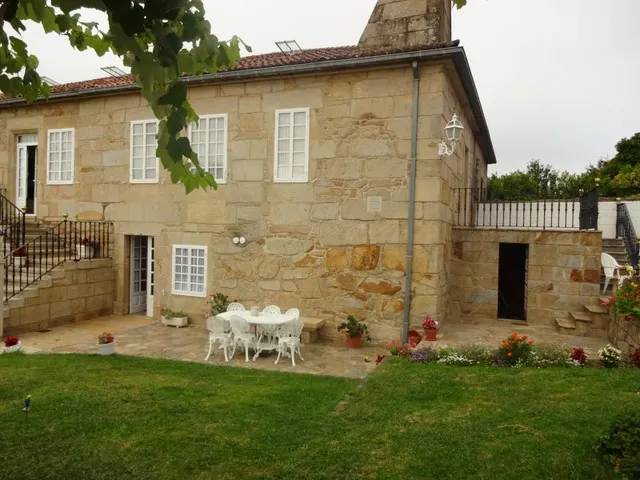 SE VENDE CASA SEÑORIAL PAREADA DE PIEDRA REFORMADA Y EN PERF
