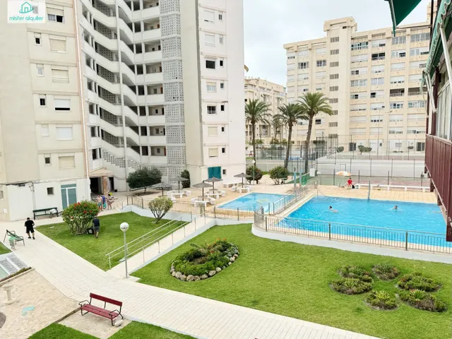 A SOLO UNOS PASOS DE LA PLAYA EN LA AVD. DE NIZA APARTAMENTO