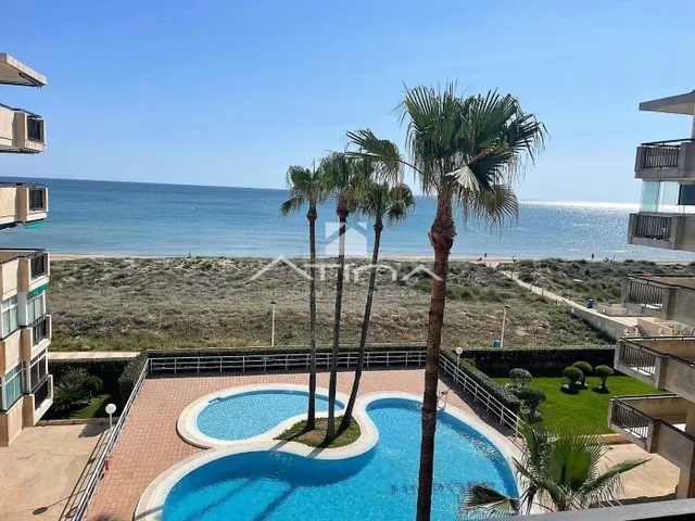 Apartamento con vistas abiertas al mar situado en 1ª línea p