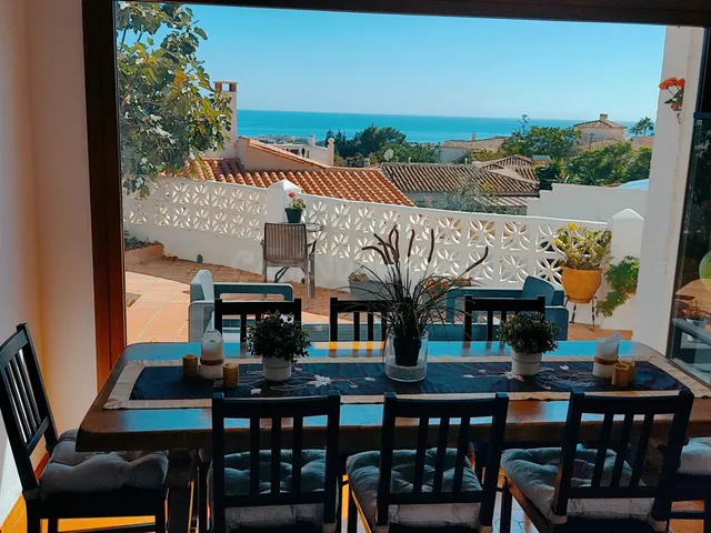 CHALET INDEPENDIENTE EN VENTA CON VISTAS AL MAR EN BENALMADE - foto 2