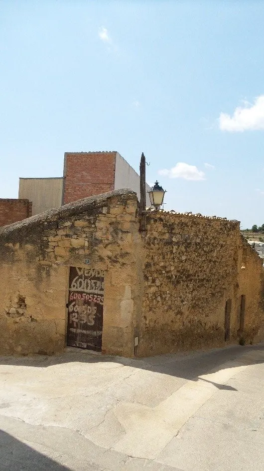 Solar urbano en Batea de 104 m2 ideal inversión o vivienda –