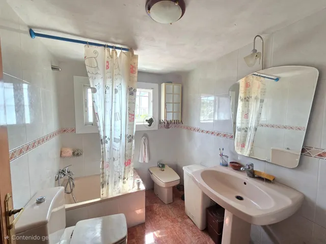 casa rodeada de zona verde — 20