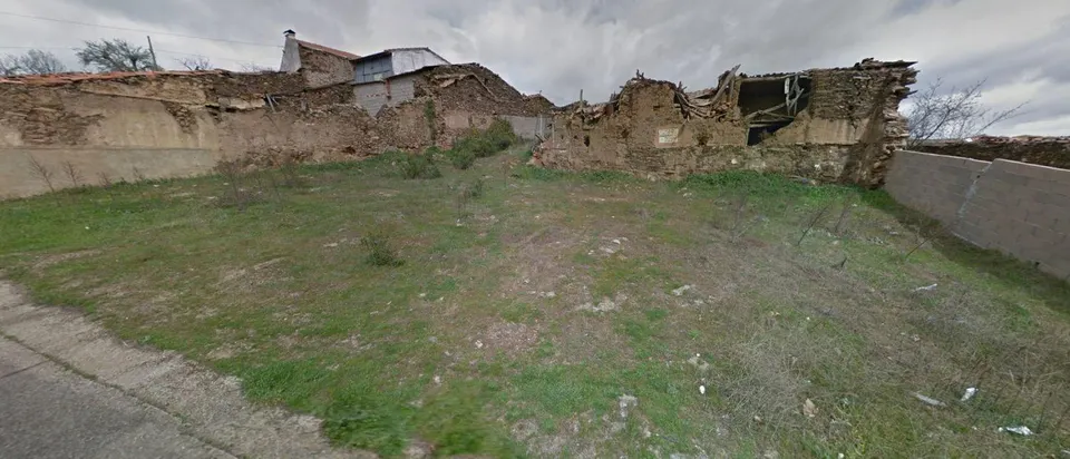 Urbis te ofrece un terreno urbano en venta en Serradilla del Llano, Salamanca.