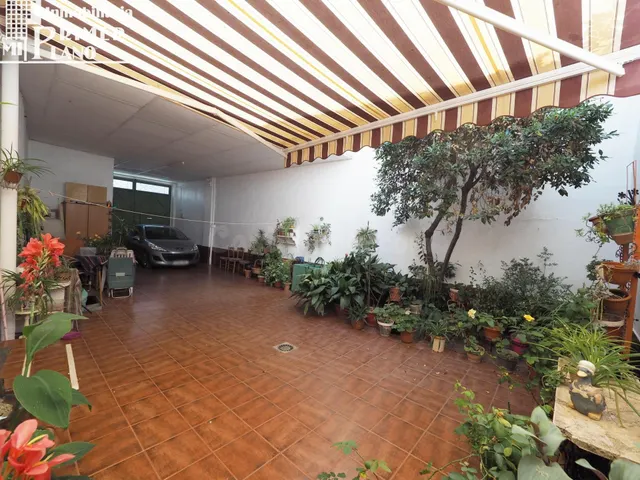 Se vende casa de 2 plantas, 6 dorm, 2 baños, garaje y patio  - foto 3