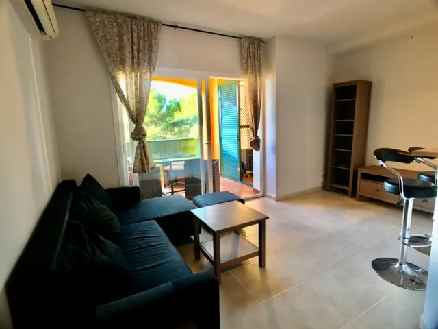 Acogedor apartamento con terraza y piscina comunitaria — 11