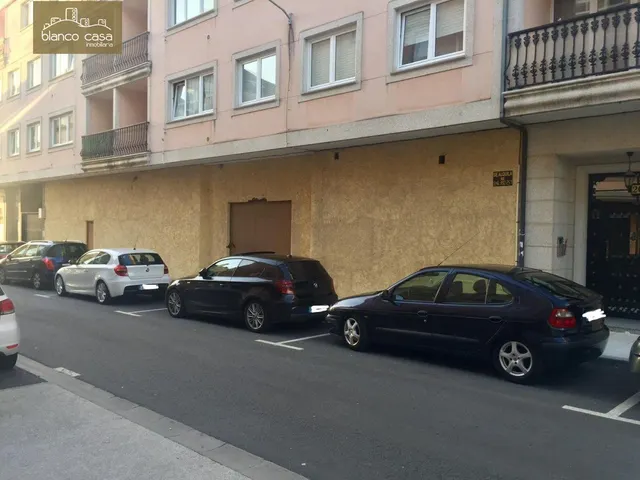 Local comercial de 280m2 segregables, muy céntrico, en alquiler en A Laracha — 2