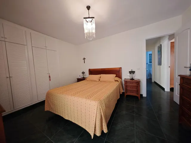 PISO CENTRICO EN FUENGIROLA CON VISTAS LATERALES AL PUERTO JUNTO A LA PLAYA. PERFECTO ESTADO — 30