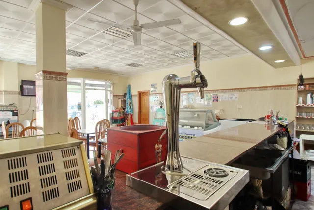 Local con terraza enorme, donde se encuentra 3 negocios en Santa Pola!!! — 14