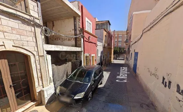 SE VENDE casa OKUPADA en C MARIPOSA 16 de Almería - foto 2