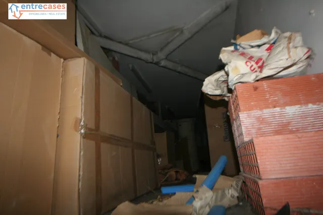 LOCAL EN ZONA COMERCIAL, TODO DIÁFANO, CON ALTILLO, MUY CERCA DEL CENTRO. — 14