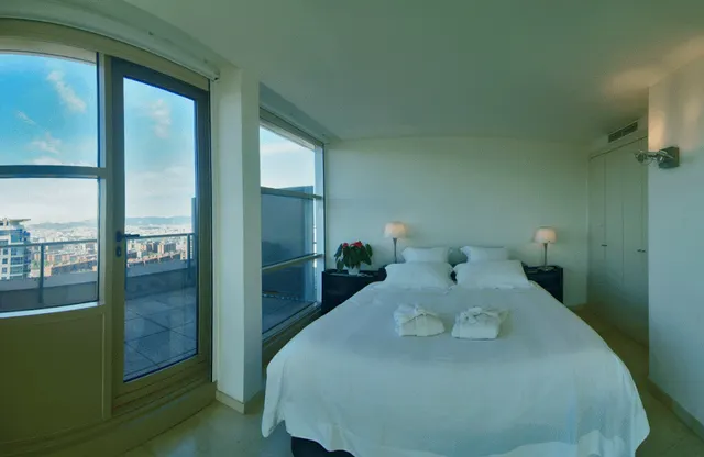 ATICO CON VISTA A MAR Y BARCELONA — 18