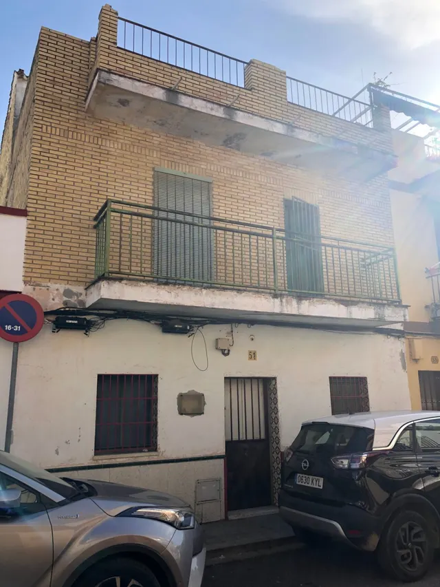Casa con dos vviendas independientes para reformar