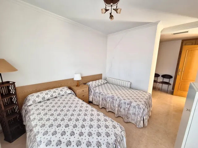 Casa familiar en el centro de Pinoso con gran garaje y potencial de negocio | ¡Solo 780 €/m2! — 36