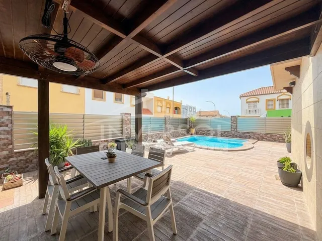 VIVIENDA ADOSADA CON PISCINA PRIVADA — 17