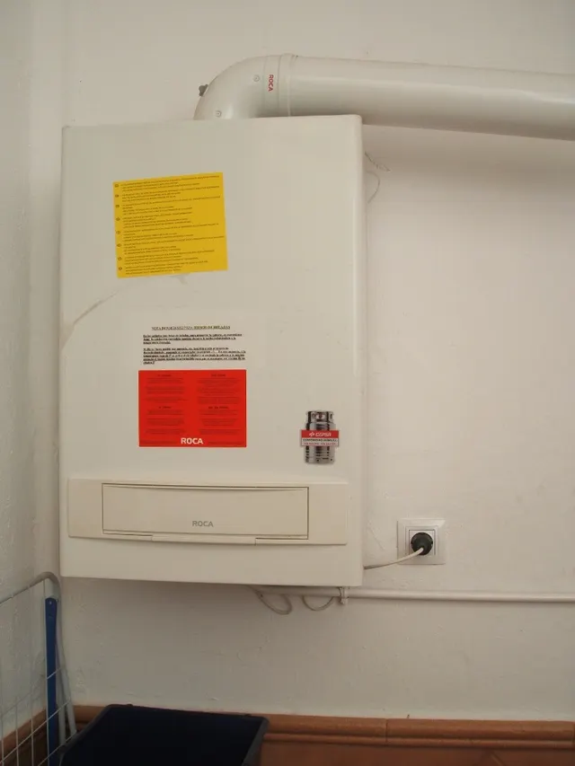 PISO AMUEBLADO DE DOS DORMITORIOS EN PLANTA BAJA, CON AMPLIO SALÓN, COCINA INDEPENDIENTE Y PATIO. CALEFACCIÓN DE GAS INDIVIDUAL, AIRE ACONDICIONADO, ARMARIOS EMPOTRADO. — 20