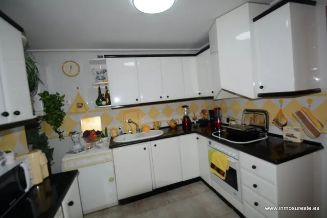 ¡¡ GRAN OPORTUNIDAD. VIVIENDA CÉNTRICA EN ORIHUELA !! Piso de 102 m2. construidos, distribuidos en 3 habitaciones, 2 baños. Zona Centro de Orihuela. — 12