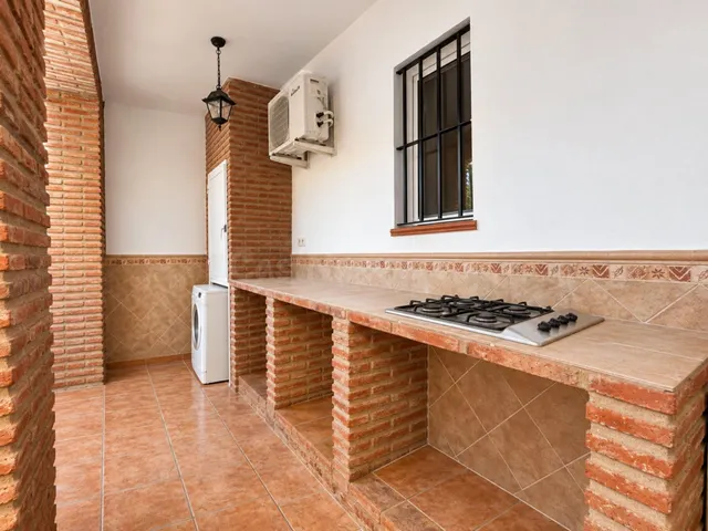 VIVIENDA CON PATIO, GARAJE Y COCINA EXTERIOR EN ZONA RESIDENCIAL — 5