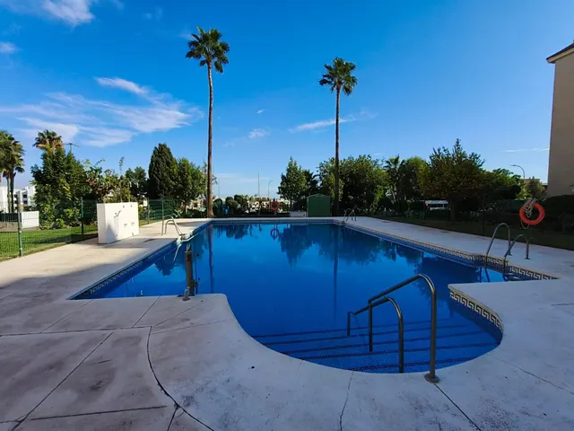¡Ideal para familias! Piso de 3 dormitorios con terraza, piscina y jardines en Torremolinos — 11