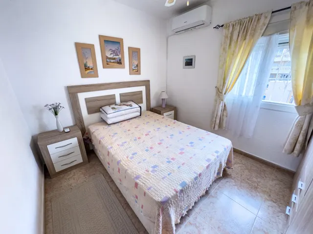 Encantador adosado de 2 plantas en Nueva Torrevieja — 2 dormitorios, 2 baños, gran patio y piscina comunitaria — 24