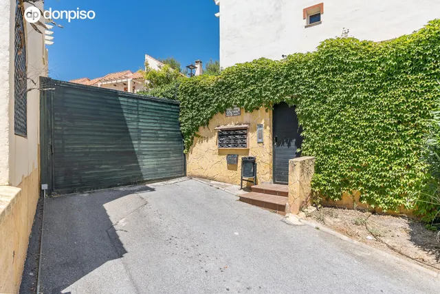 ADOSADA EN URBANIZACIÓN EN HUETOR VEGA — 44