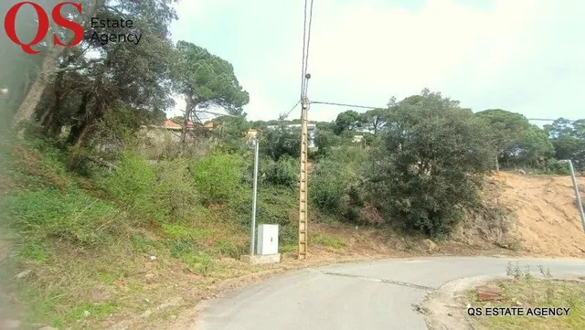 Terreno con vistas a la montaña en la urbanización Serra Bra
