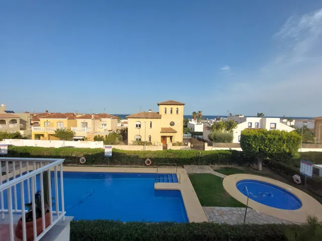 Piso de 2 dormitorios con vistas al mar, piscina y garaje en - foto 2