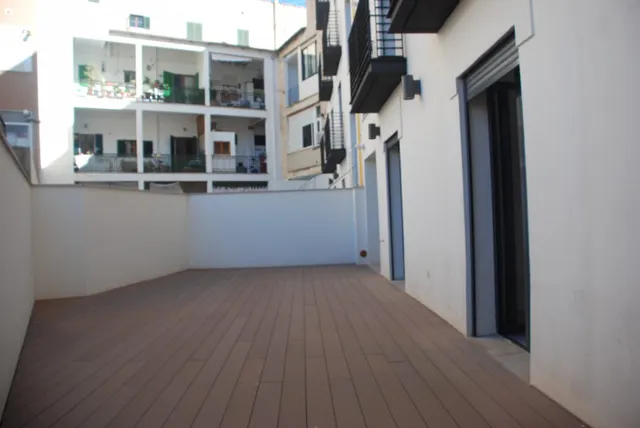 Piso a estrenar con terraza de 40 m2, parking y piscina en calle peatonal Nuredduna – Palma. — 27