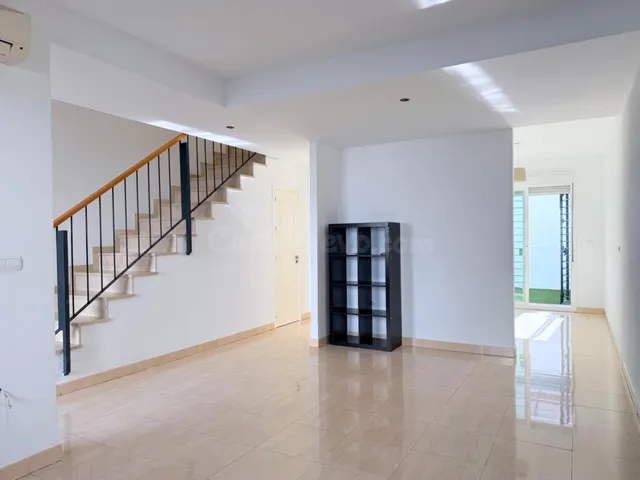 Casa adosada de 3 dormitorios con patio, terraza y dos plaza