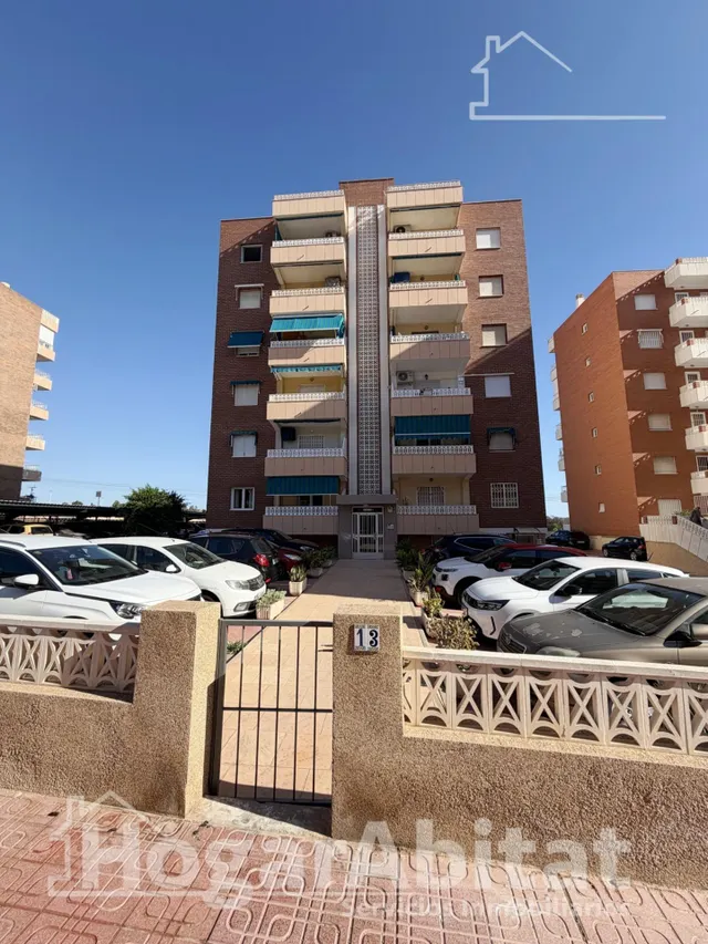 Disfruta del sol y la brisa del mar en este piso reformado con piscina, terraza y parking junto a la playa — 34