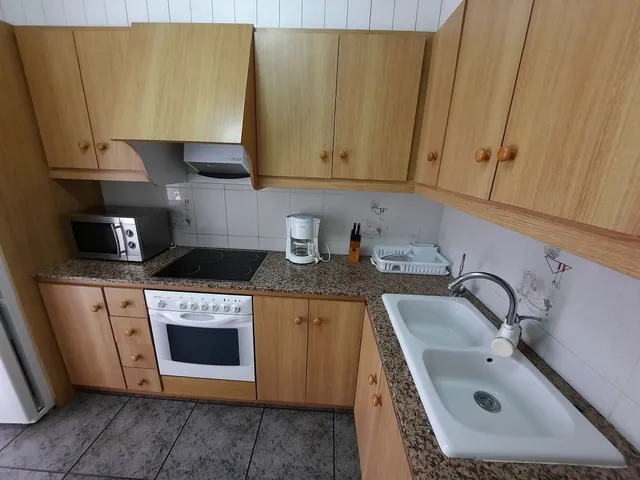 Casa esquinera, de 3 dormitorios, terraza, azotea. Dispone de 2 locales comenrciales. MUY CÉNTRICA — 5