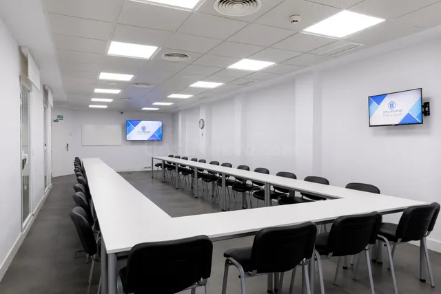ALQUILER DE OFICINA PARA 15 PUESTOS DE TRABAJO