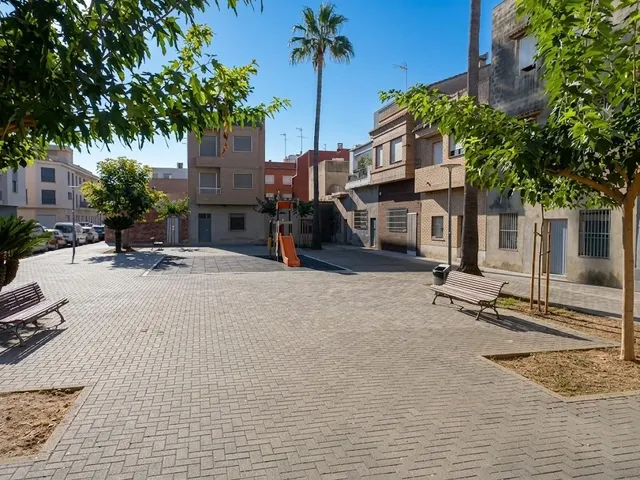 Luminoso piso con gran cocina y balcón frente a una tranquila plaza en Riola — 22