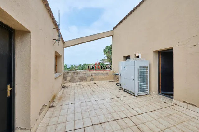 ESPETACULAR CASA EN ZONA EXCLUSIVA Y TRANQUILA CON JARDÍN — 38