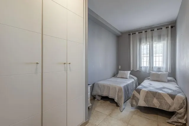 Chalet independiente con pozo propio y placas solares — 26